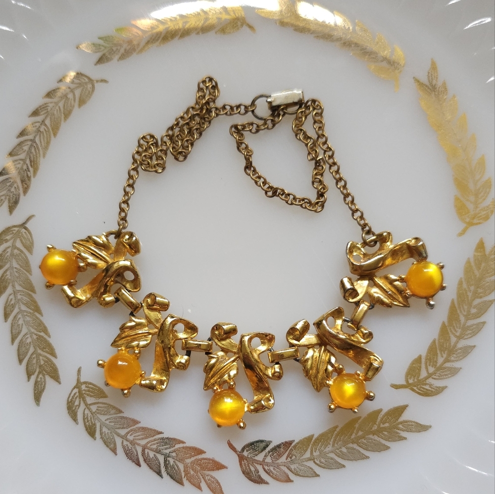 1950's Moonglow Thermoset Lucite Necklace. Vintage Necklace. Moonglow. - Picture 8 of 11